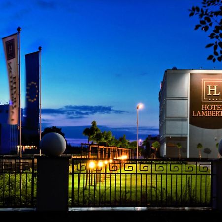 Hotel Lamberton Oltarzew Bagian luar foto