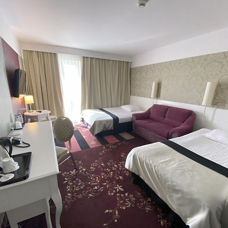 Hotel Lamberton Oltarzew Bagian luar foto