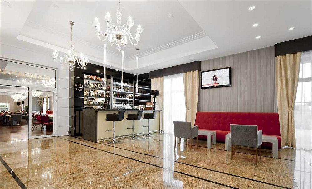 Hotel Lamberton Oltarzew Bagian luar foto