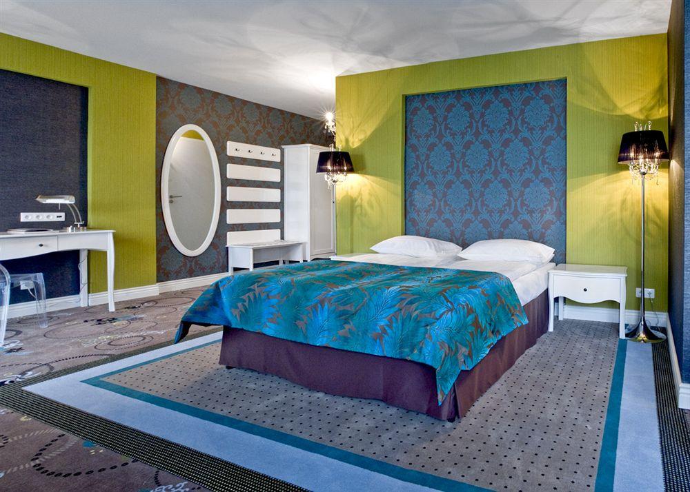 Hotel Lamberton Oltarzew Bagian luar foto