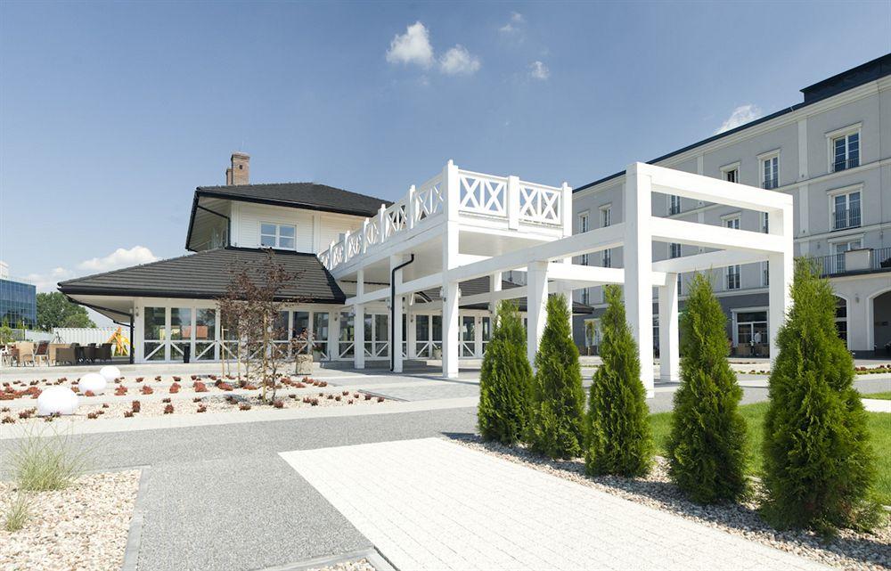 Hotel Lamberton Oltarzew Bagian luar foto