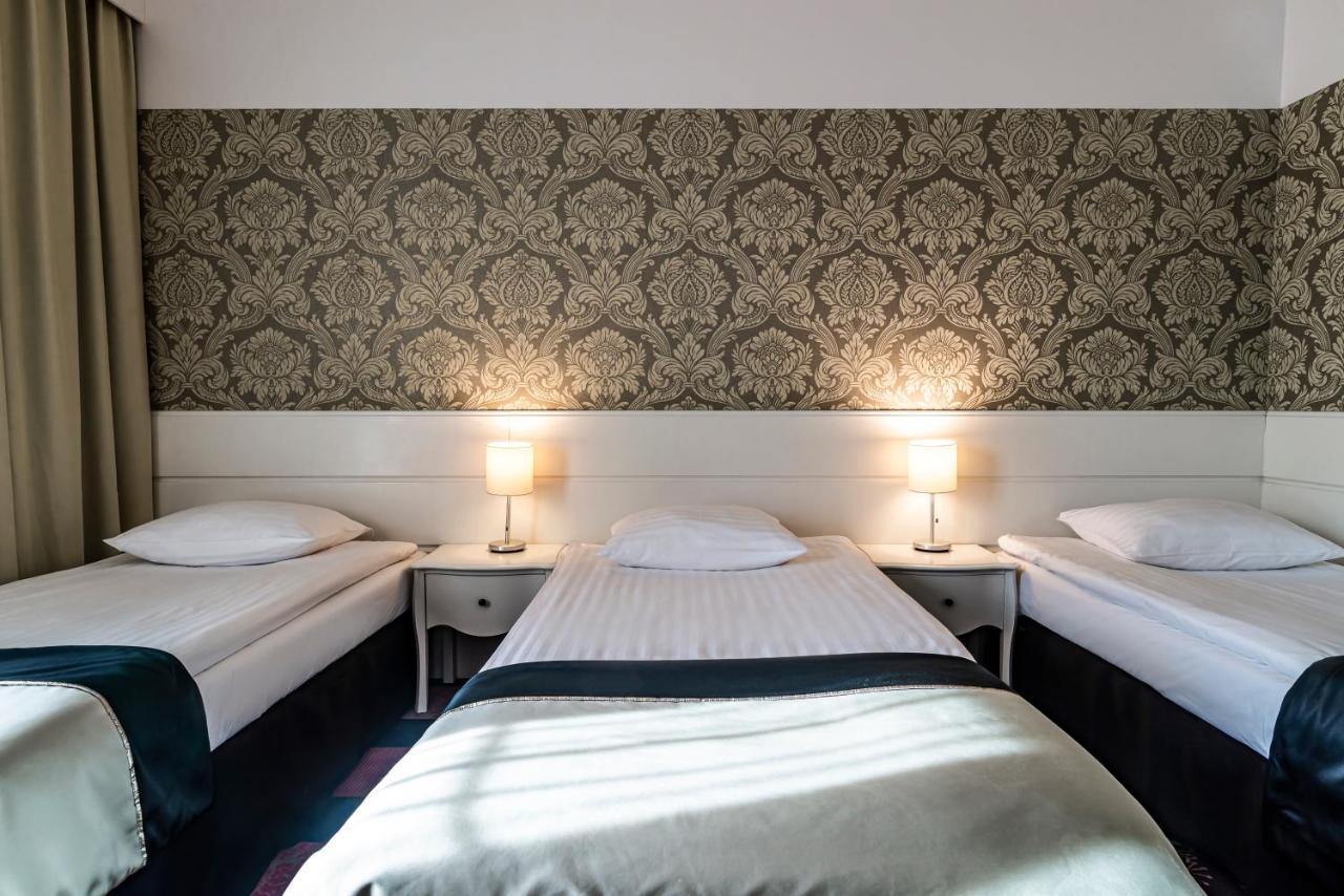 Hotel Lamberton Oltarzew Bagian luar foto