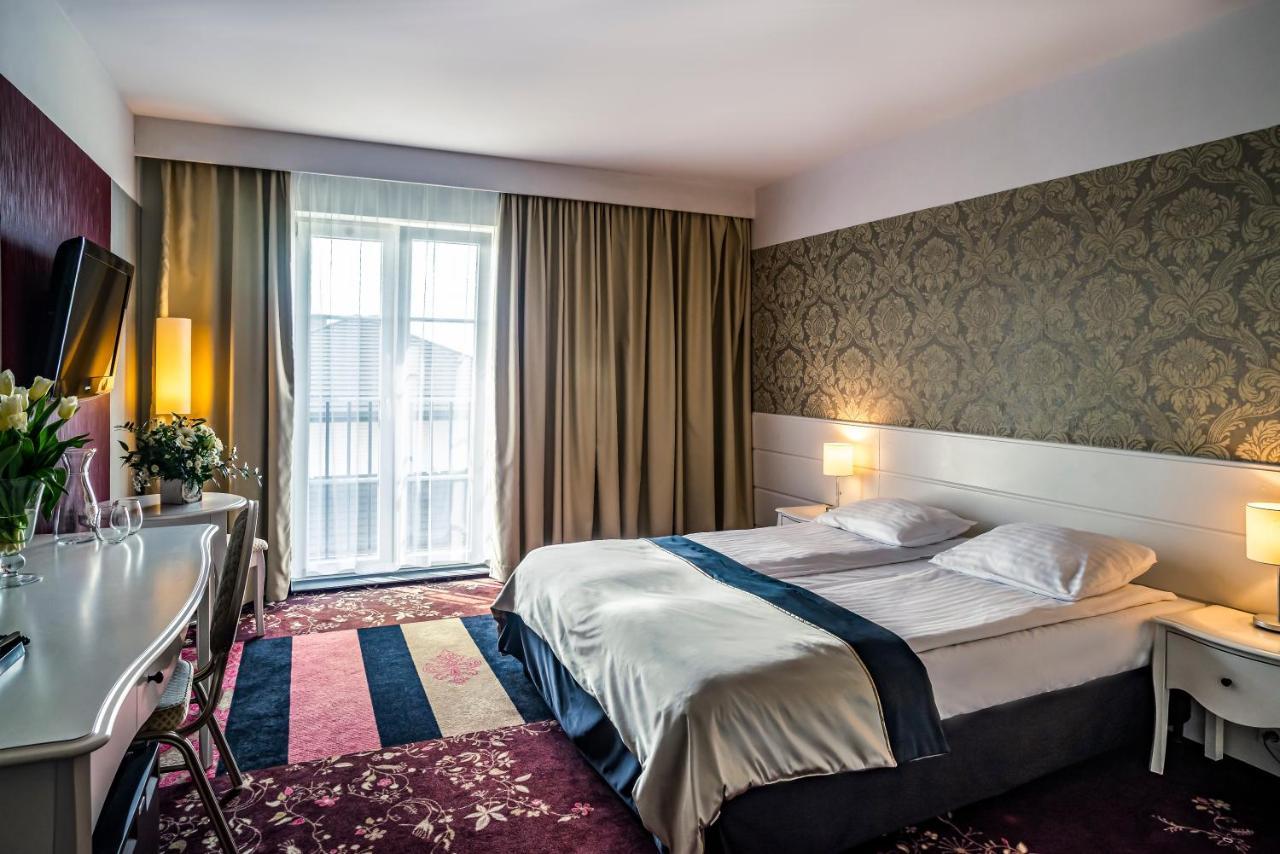 Hotel Lamberton Oltarzew Bagian luar foto