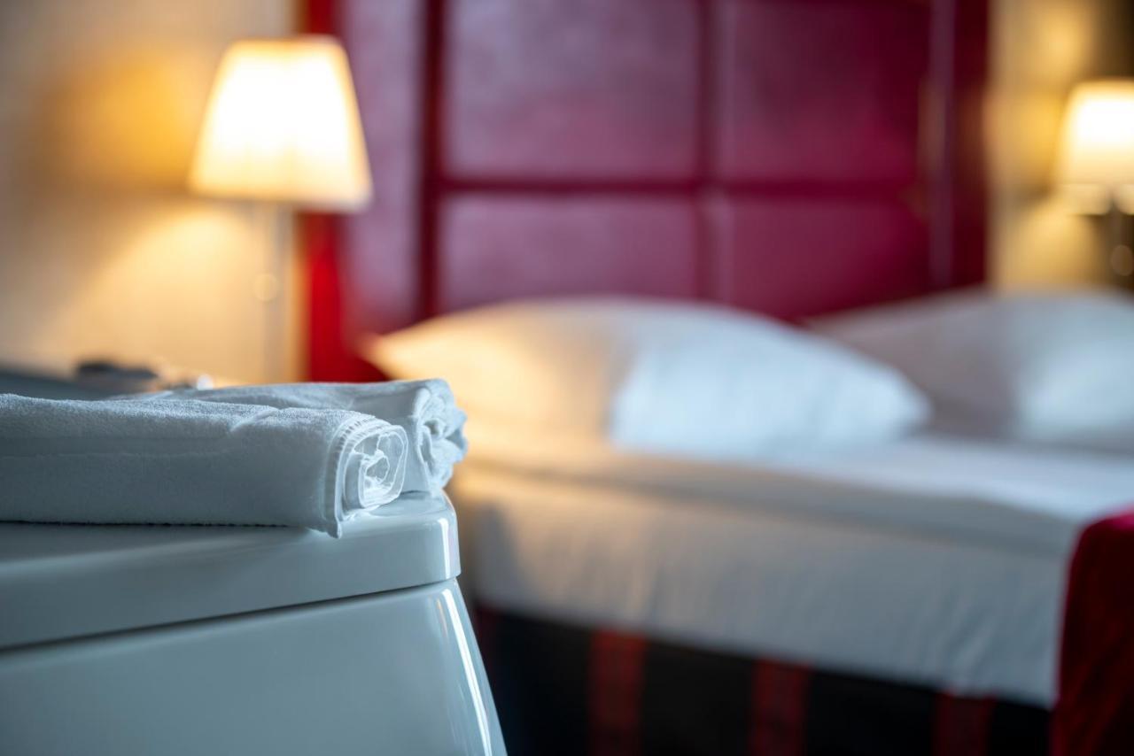 Hotel Lamberton Oltarzew Bagian luar foto