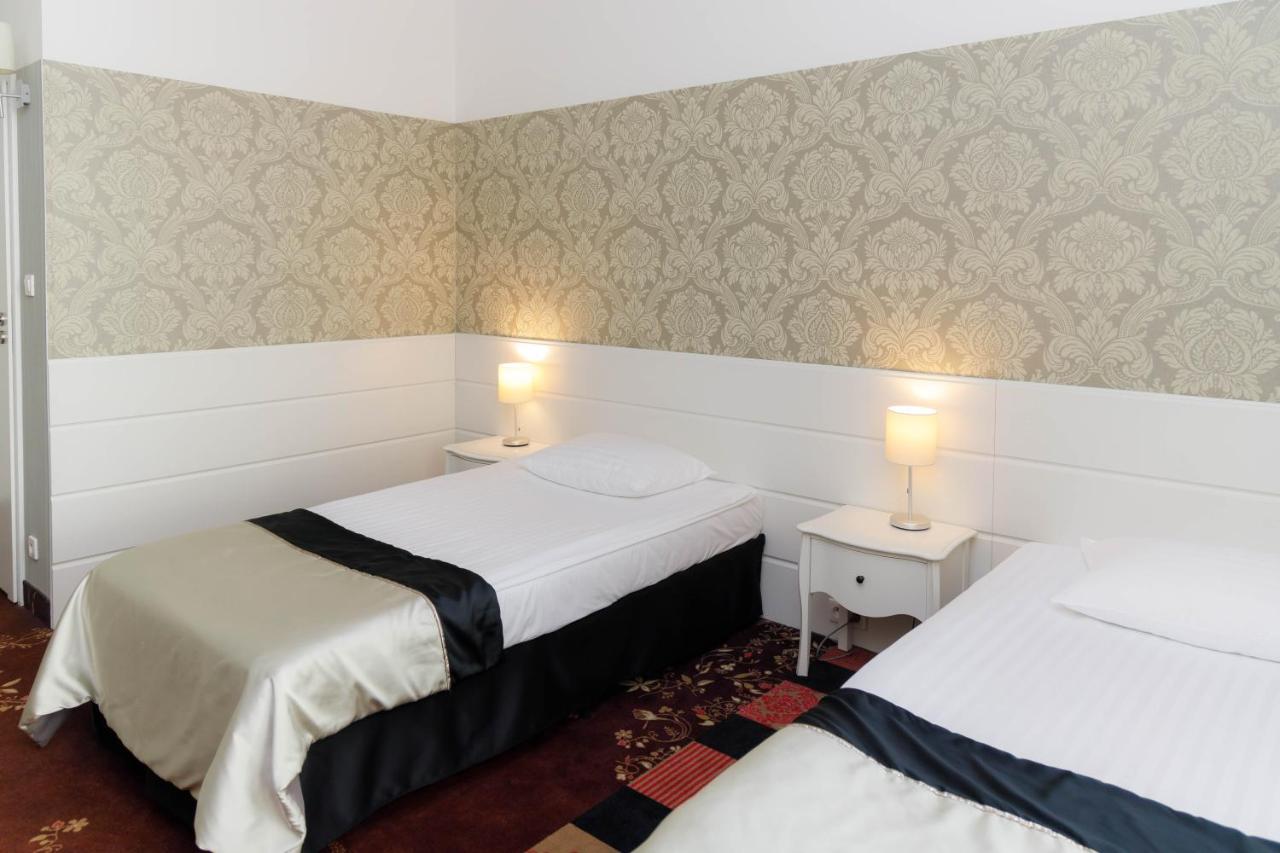 Hotel Lamberton Oltarzew Bagian luar foto