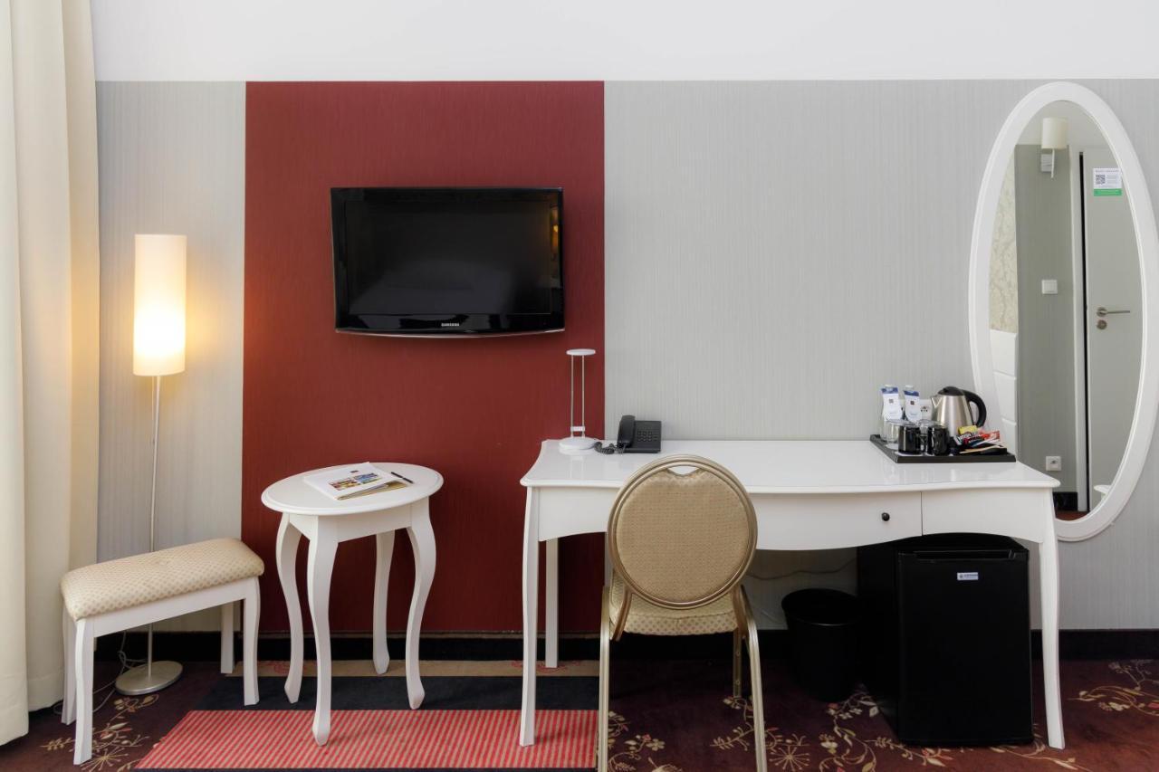 Hotel Lamberton Oltarzew Bagian luar foto