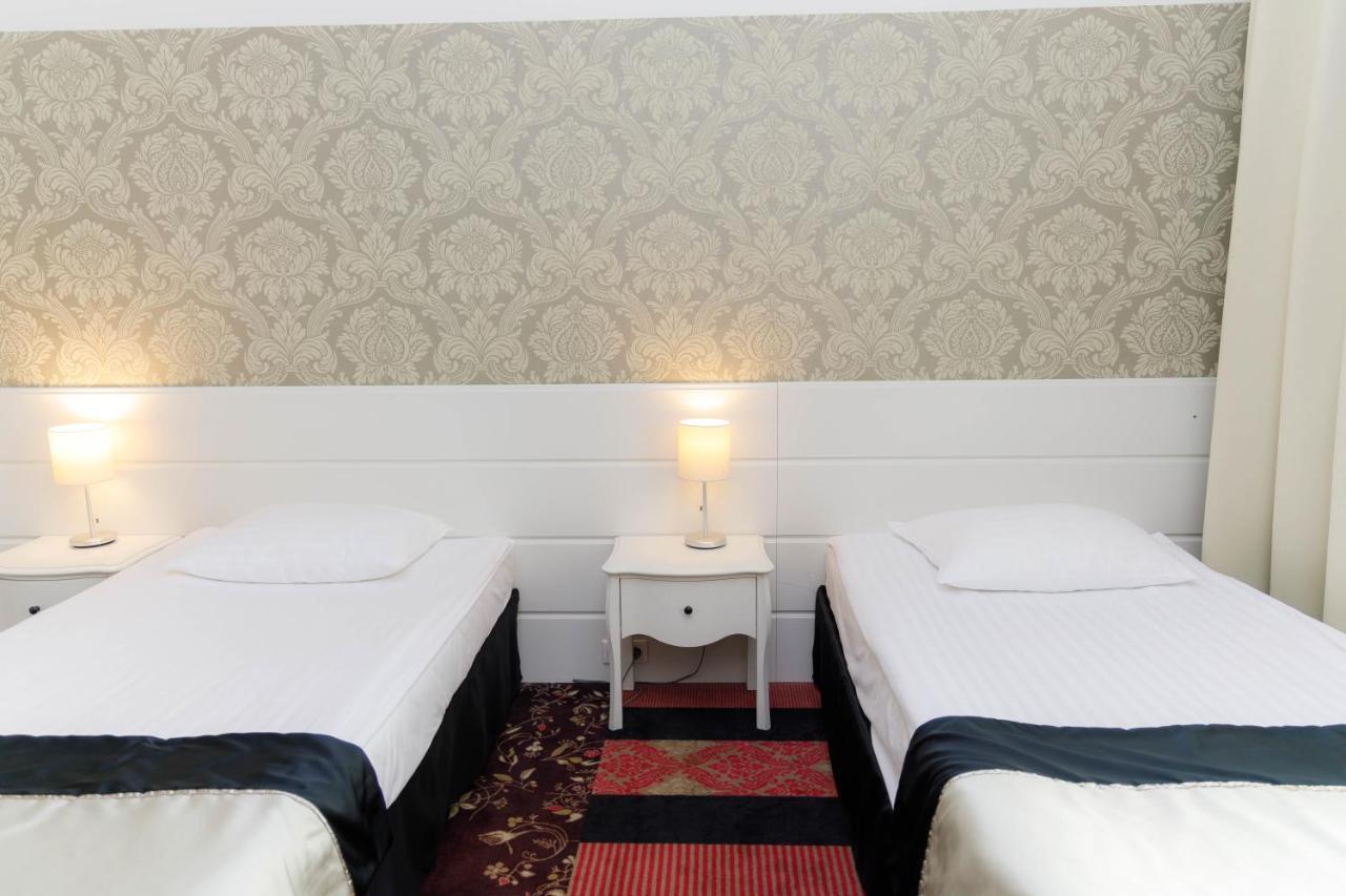 Hotel Lamberton Oltarzew Bagian luar foto