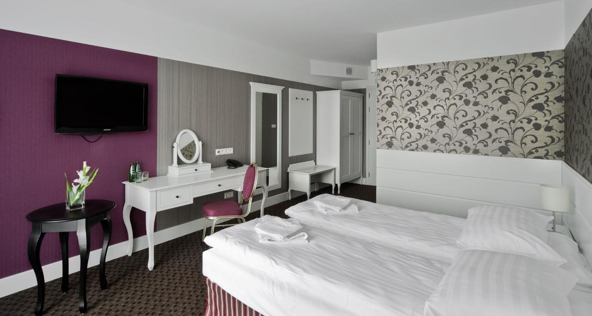 Hotel Lamberton Oltarzew Bagian luar foto