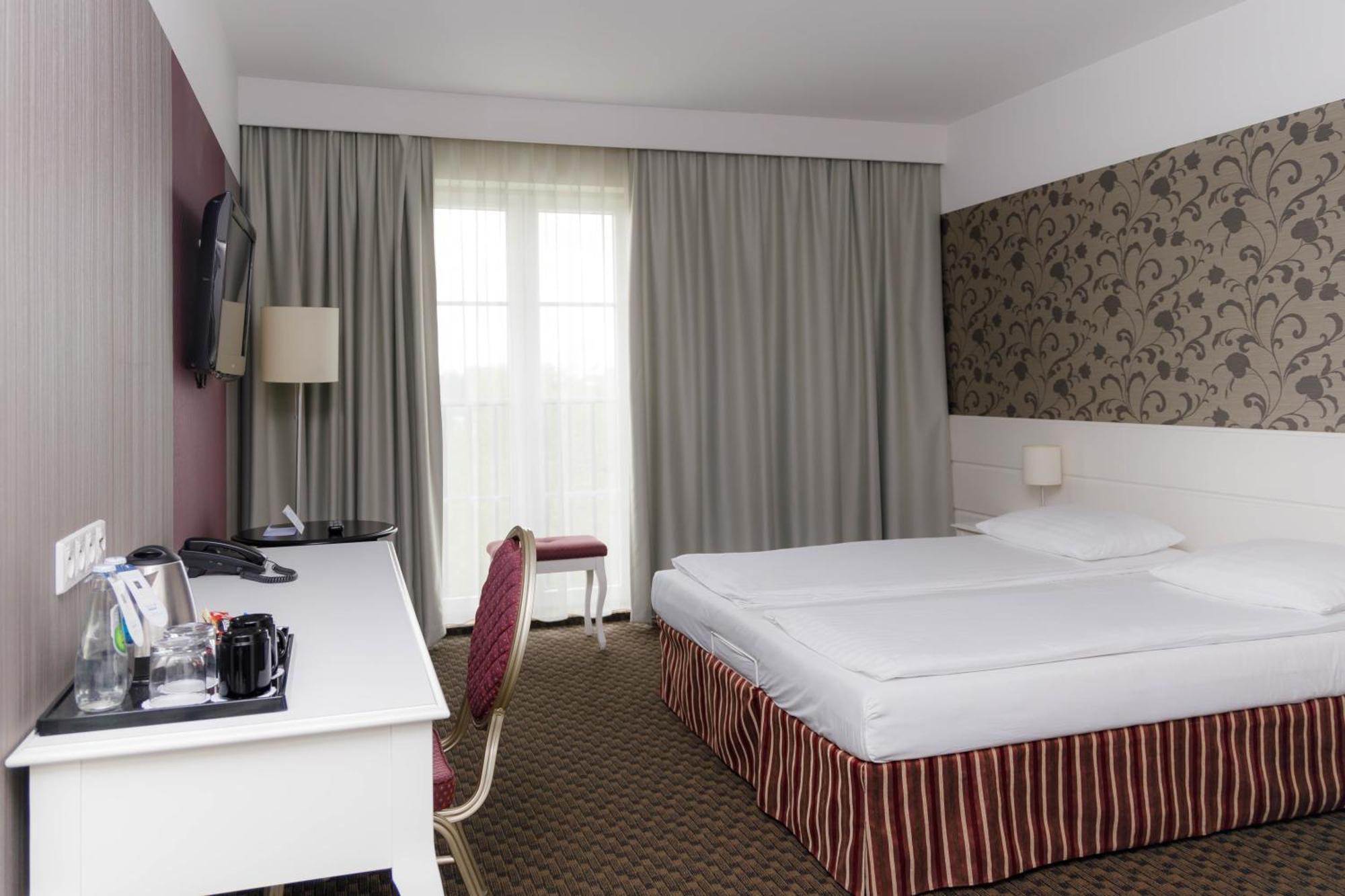 Hotel Lamberton Oltarzew Bagian luar foto