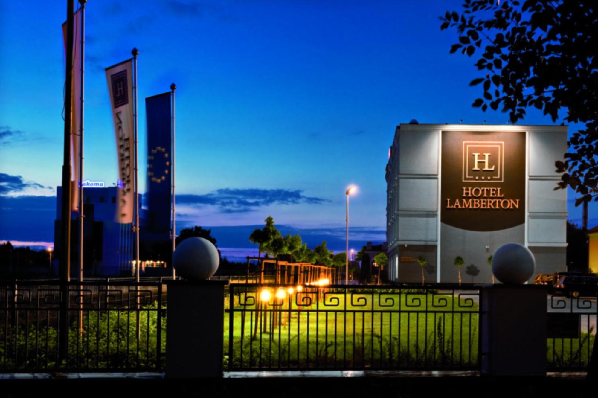Hotel Lamberton Oltarzew Bagian luar foto