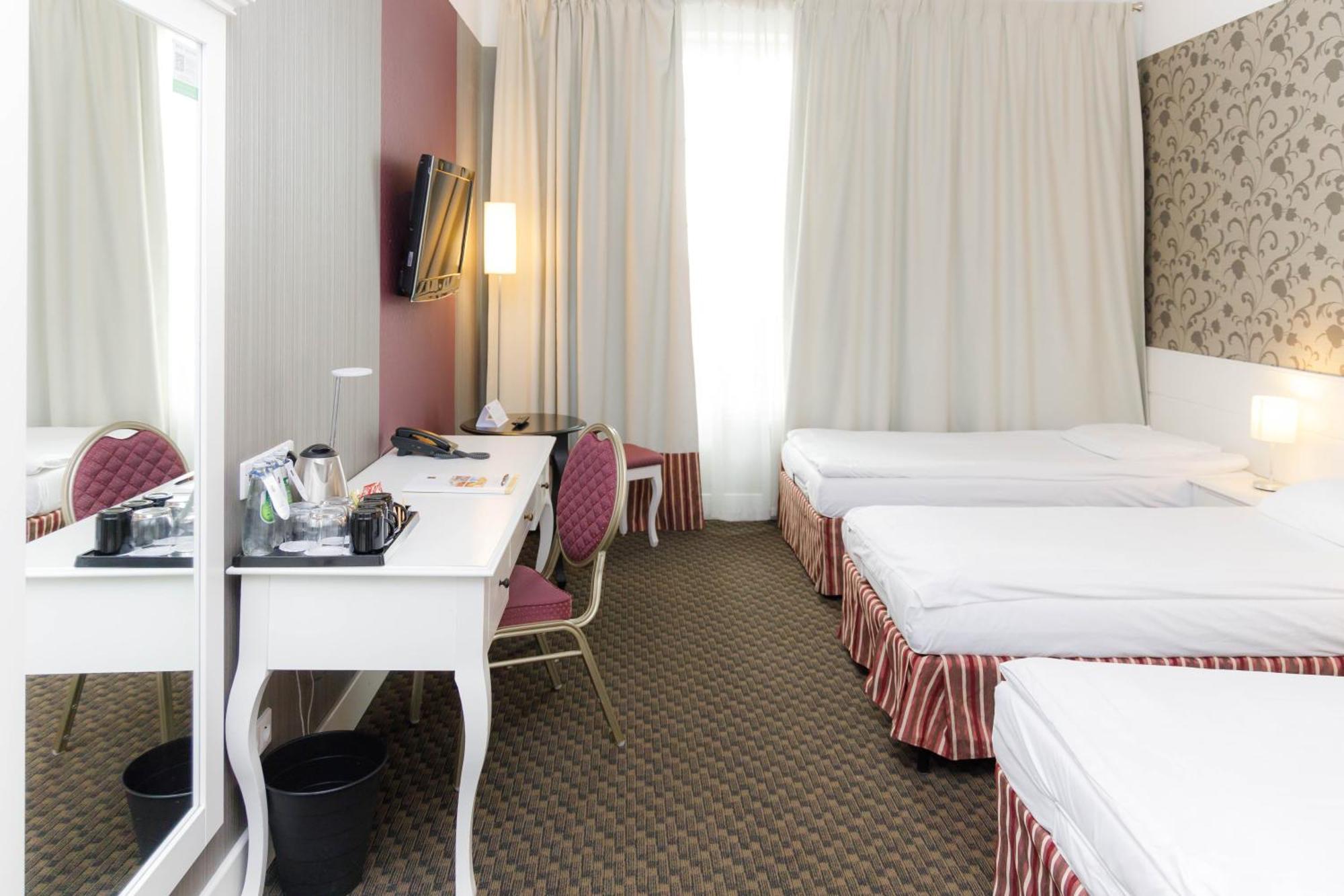 Hotel Lamberton Oltarzew Bagian luar foto