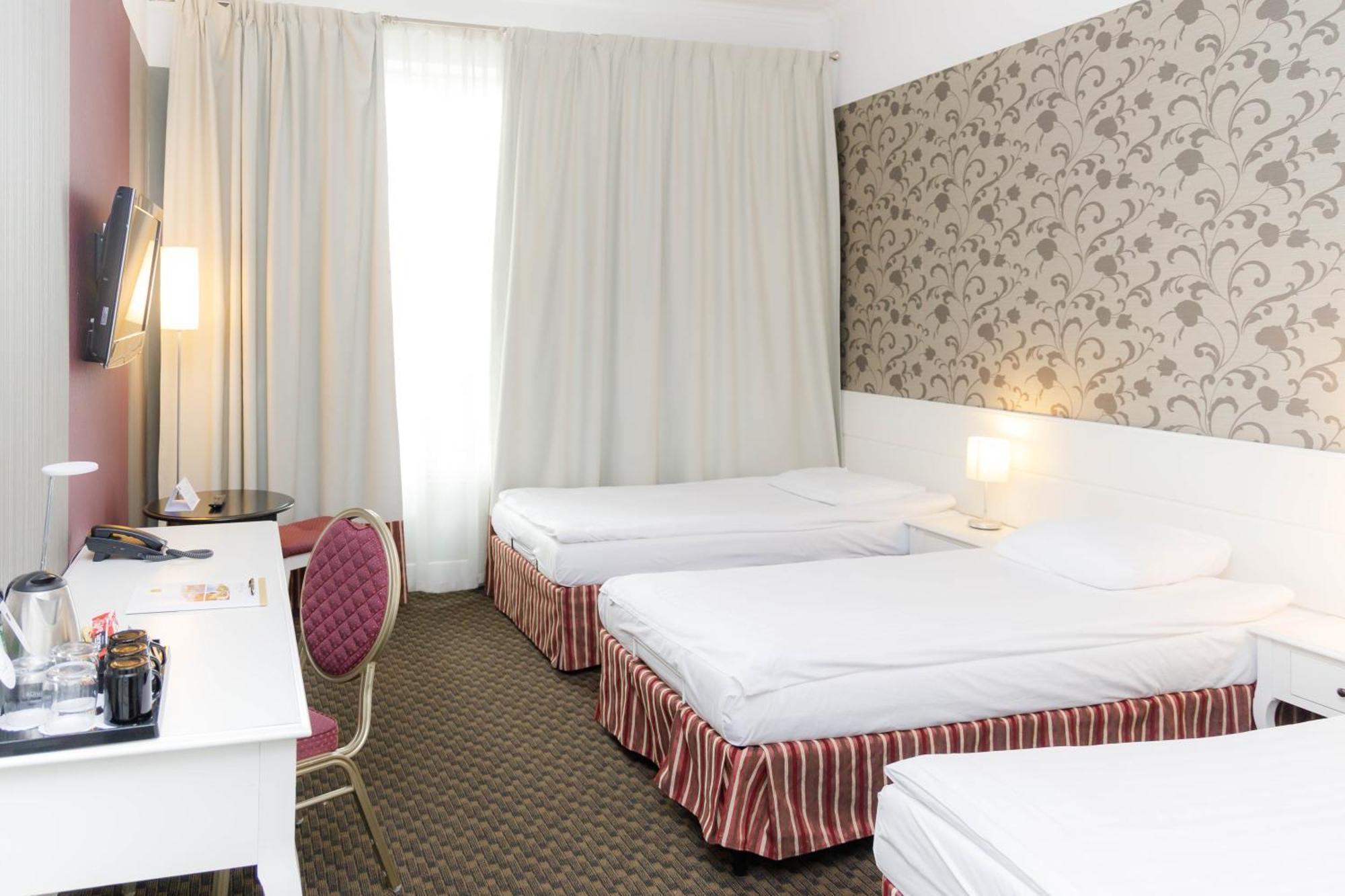 Hotel Lamberton Oltarzew Bagian luar foto