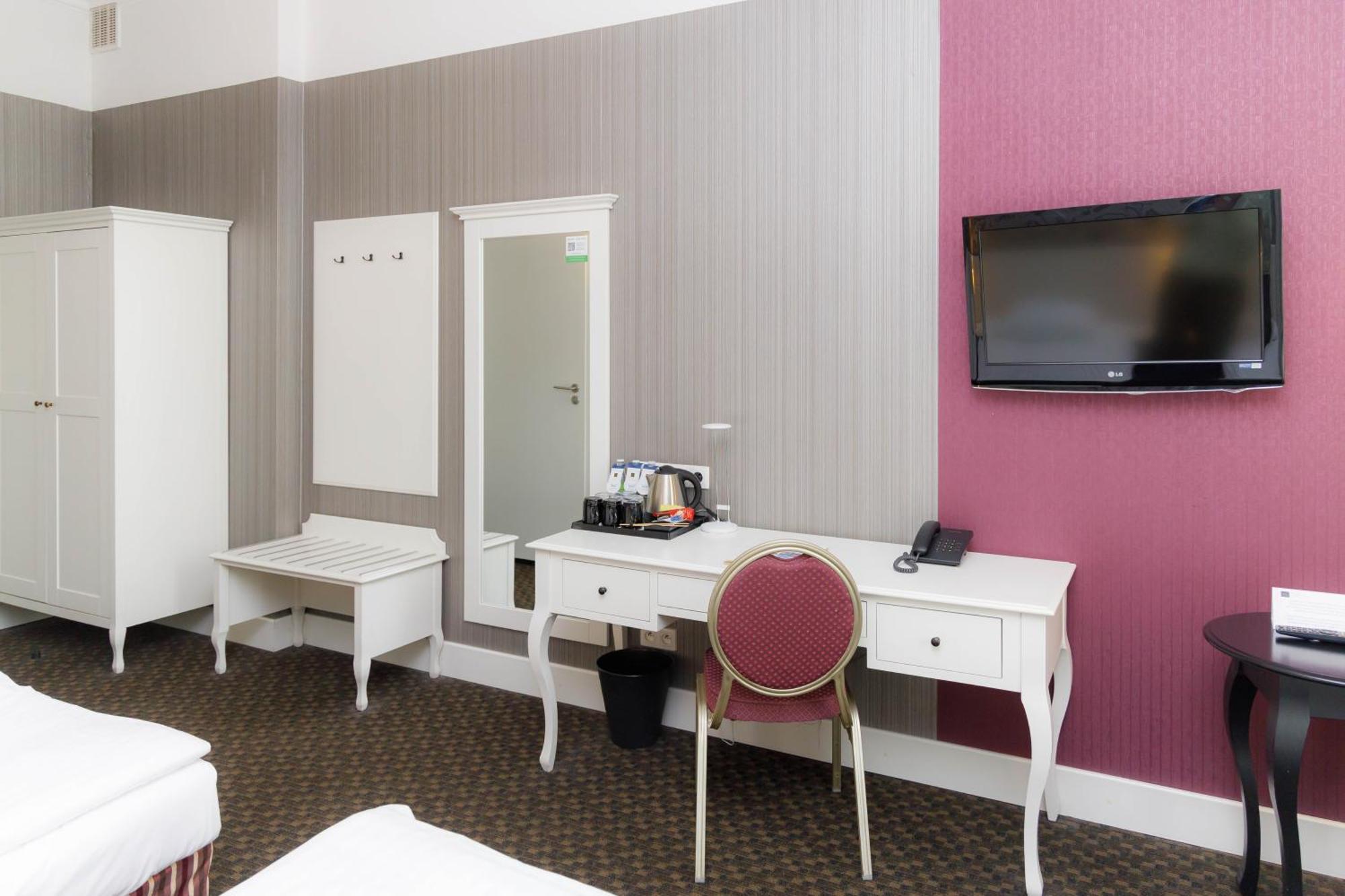 Hotel Lamberton Oltarzew Bagian luar foto