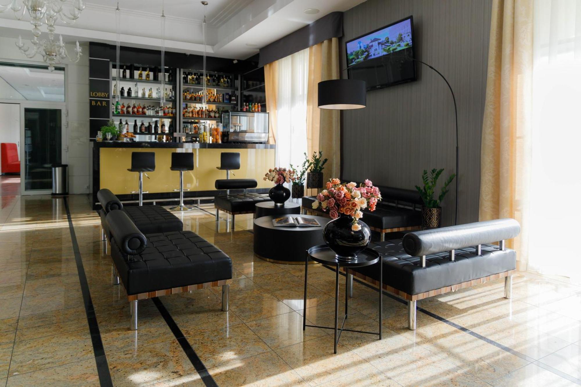 Hotel Lamberton Oltarzew Bagian luar foto