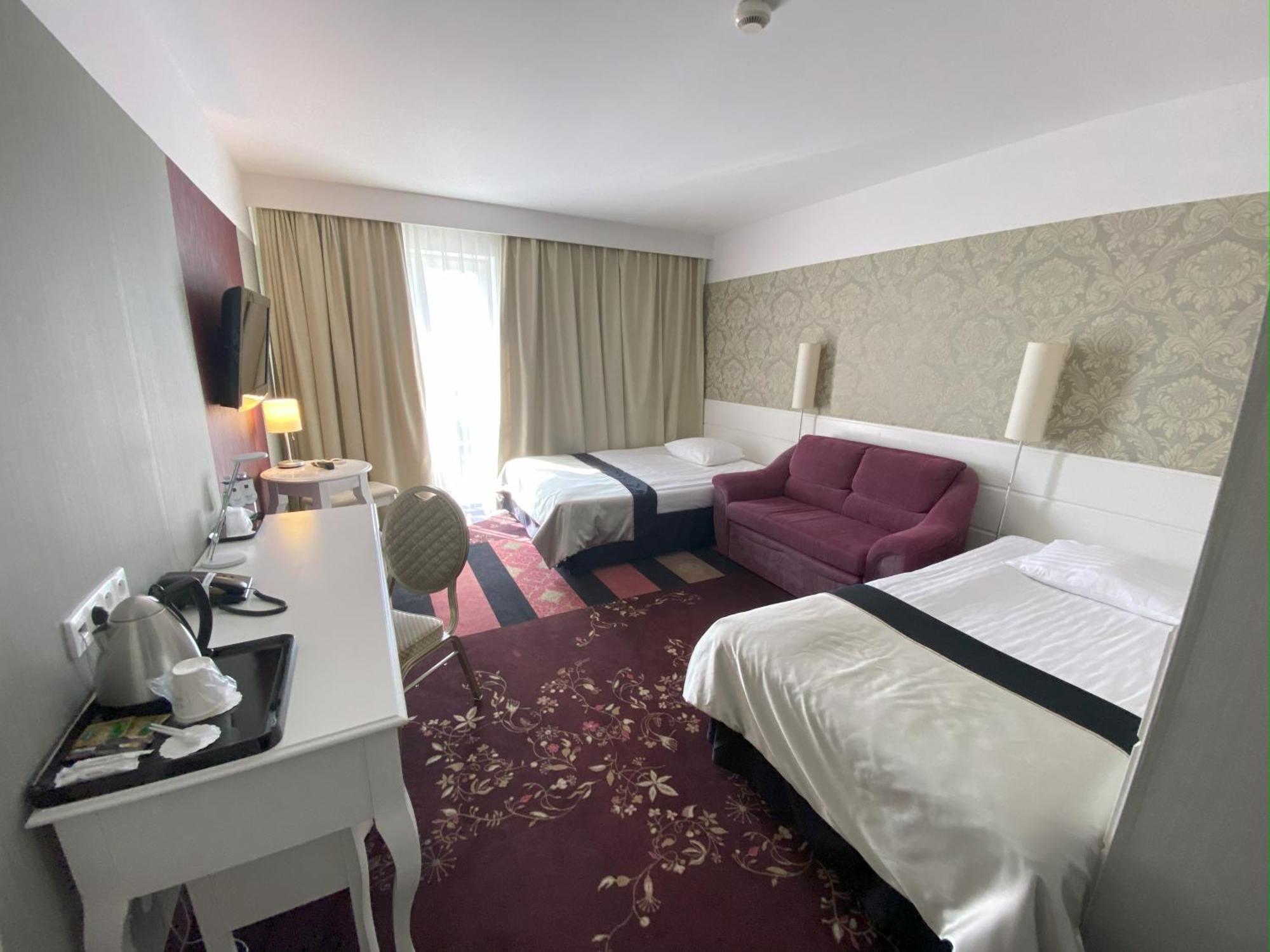 Hotel Lamberton Oltarzew Bagian luar foto