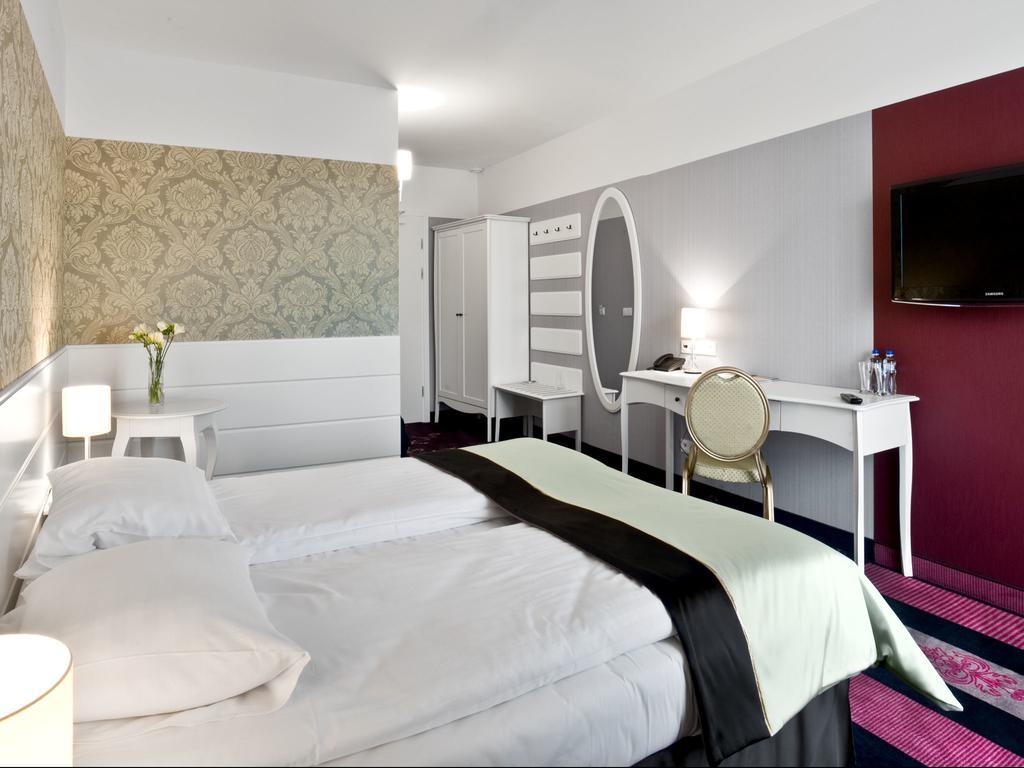 Hotel Lamberton Oltarzew Bagian luar foto