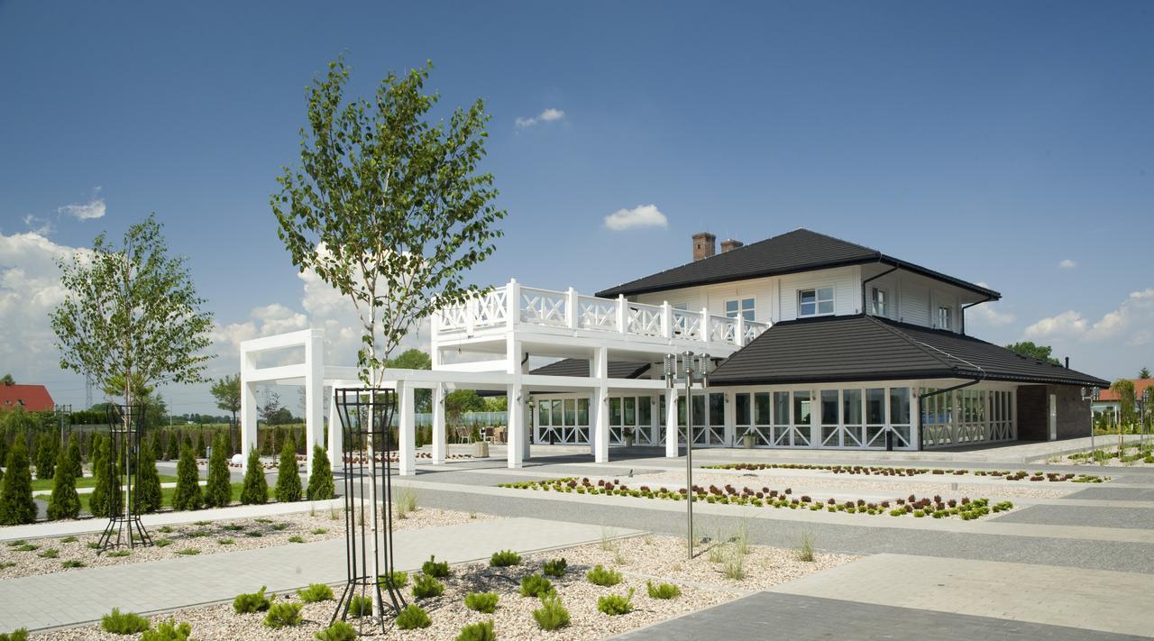 Hotel Lamberton Oltarzew Bagian luar foto