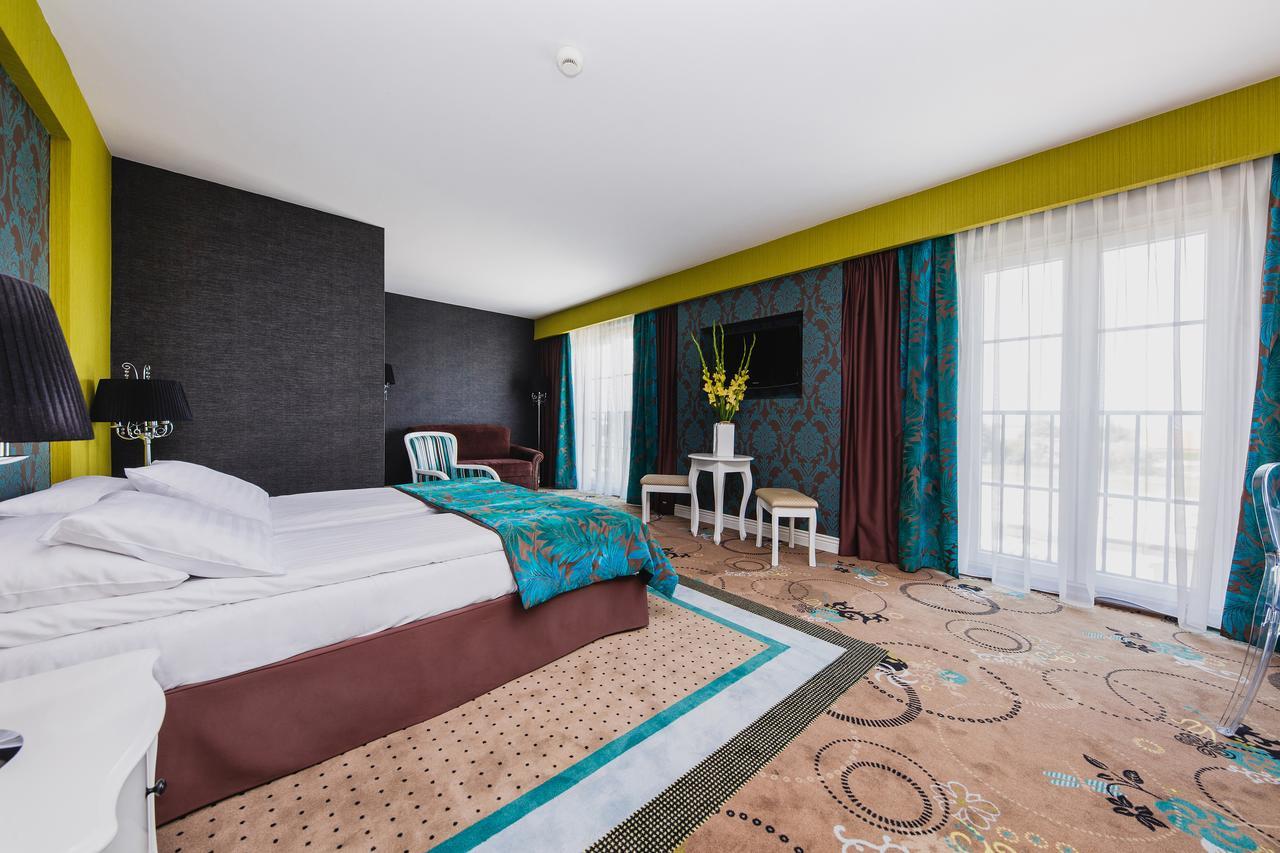 Hotel Lamberton Oltarzew Bagian luar foto
