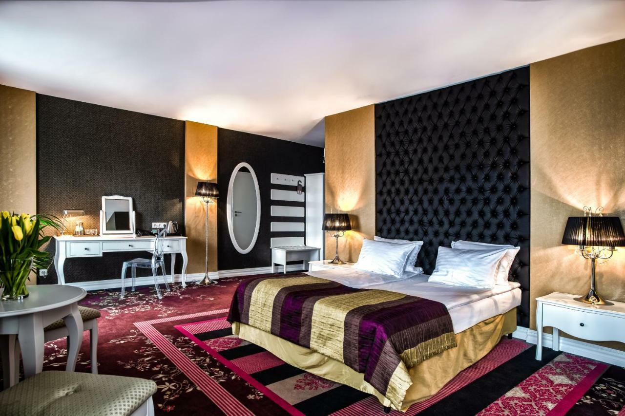 Hotel Lamberton Oltarzew Bagian luar foto