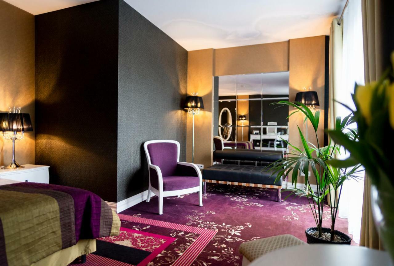 Hotel Lamberton Oltarzew Bagian luar foto