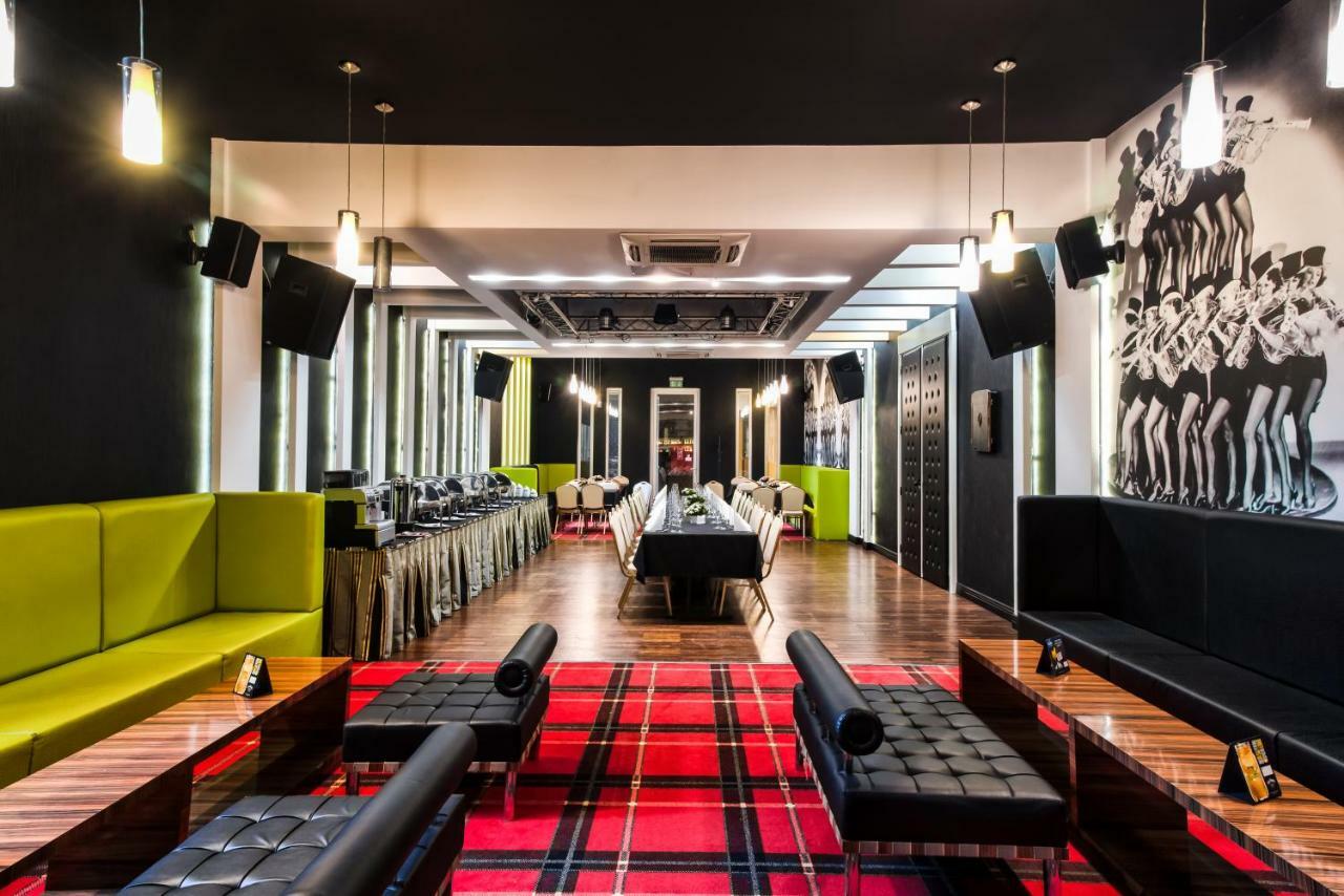 Hotel Lamberton Oltarzew Bagian luar foto